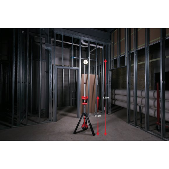 Milwaukee M18 SAL-502B M18  Lampa stoj�ca LED LED 2000lm IP54 LED 2000l  IP54 2 Aku i �adowarka