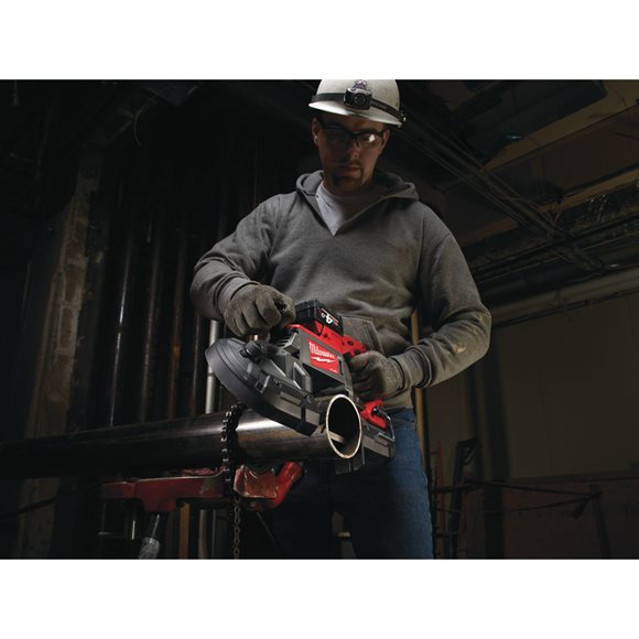 4933448195 Milwaukee M18 CBS125-502C Pilarka ta�mowa 2 x Bateria 5.0Ah + �adowarka + Walizka 
