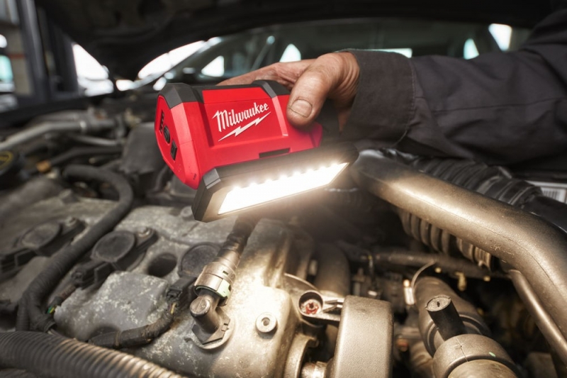 4933478226 Milwaukee M12 Pal-0 Lampa do o�wietlania z obrotow� g�owic� do 700Lm