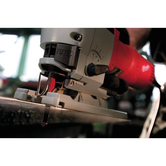  Milwaukee FSPE 110 X Wyrzynarka z uchwytem korpusowym 710W 
