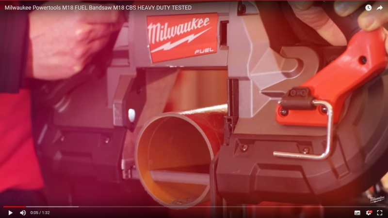 4933448195 Milwaukee M18 CBS125-502C Pilarka ta�mowa 2 x Bateria 5.0Ah + �adowarka + Walizka 