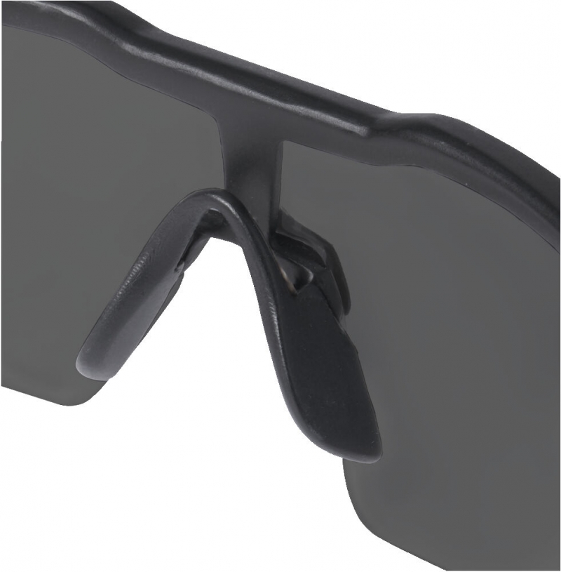 4932478764 MILWAUKEE OKULARY OCHRONNE PRZYCIEMNIANE ODPORNE NA ZARYSOWANIA