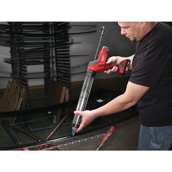 4933441808 Milwaukee C18 PCG/600T-201B Akumulatorowy Pistolet do kleju 600ML + Bateria + �adowarka