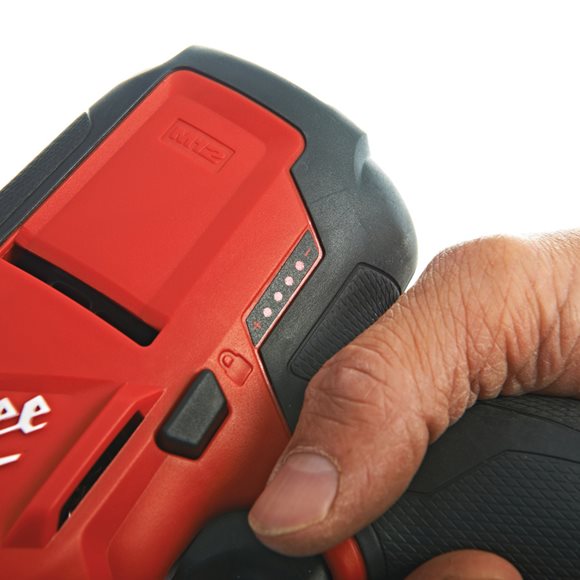 4933446950 Milwaukee M12 CHZ-402X Pi�a szablasta FUEL 2 x Bateria 4.0Ah + �adowarka 