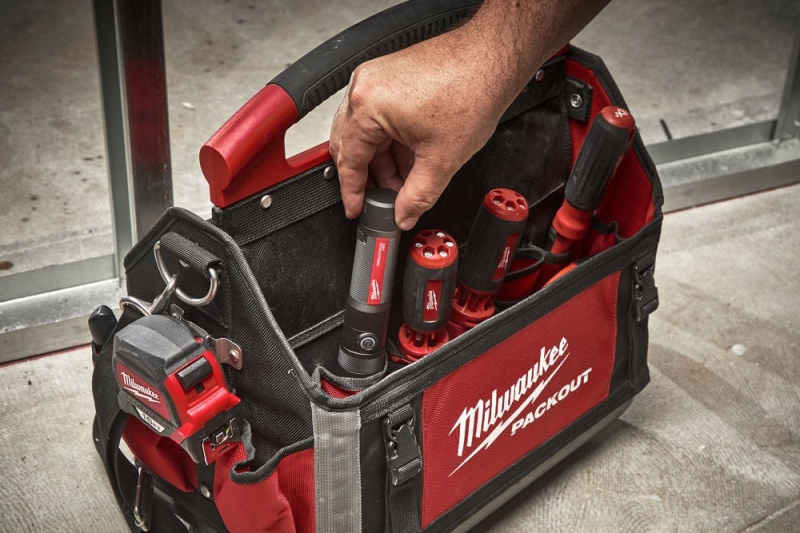Milwaukee  Latarka akumulatorowa LED 1100 lm L4 TMLED