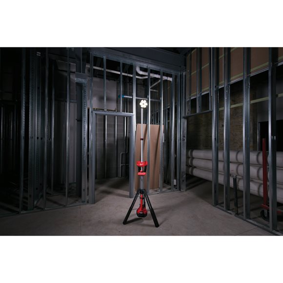 Milwaukee M18 SAL-502B M18  Lampa stoj�ca LED LED 2000lm IP54 LED 2000l  IP54 2 Aku i �adowarka