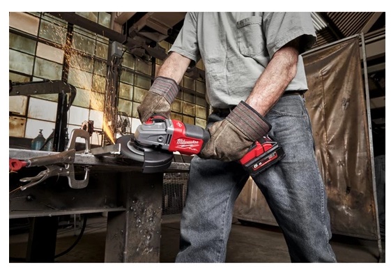 Milwaukee Szlifierka K�towa 125mm z w��cznikiem suwakowym   M18 FHSAG125XB-552X 2x5.5Ah + �adowarka 