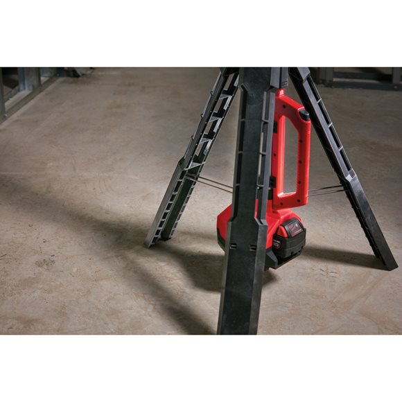 Milwaukee M18 SAL-502B M18  Lampa stoj�ca LED LED 2000lm IP54 LED 2000l  IP54 2 Aku i �adowarka