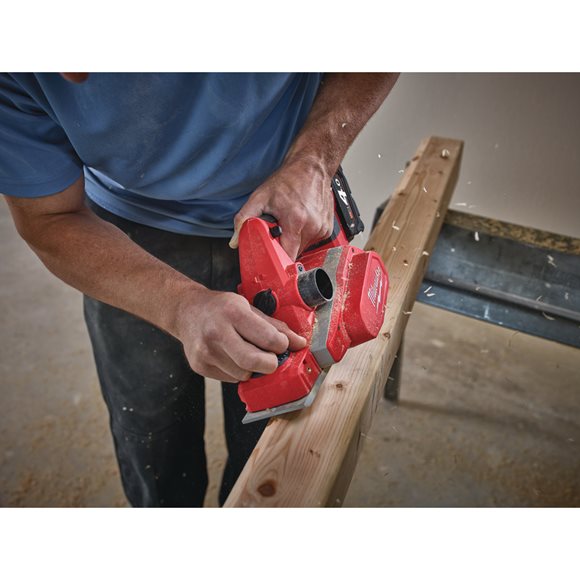 4933451114 Milwaukee M18 BP-402C Strug Milwaukee 2 x Bateria 4.0Ah + �adowarka + Walizka 