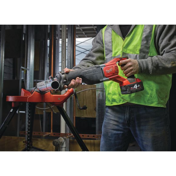 Milwaukee M18 BSX-402C Pi�a szablasta 2 x Bateria 4.0Ah + �adowarka + Walizka