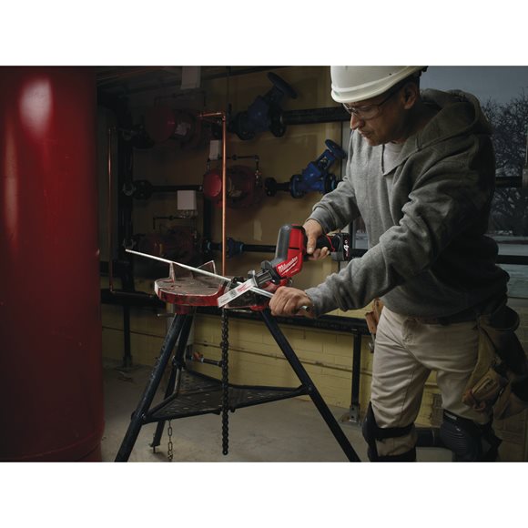 4933446950 Milwaukee M12 CHZ-402X Pi�a szablasta FUEL 2 x Bateria 4.0Ah + �adowarka 