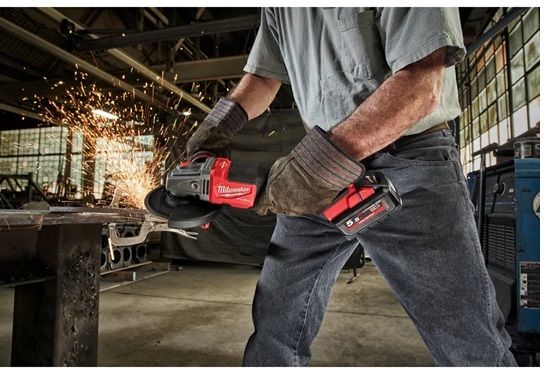 Milwaukee Szlifierka K�towa 125mm z w��cznikiem suwakowym   M18 FHSAG125XB-552X 2x5.5Ah + �adowarka 