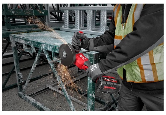 Milwaukee Szlifierka K�towa 125mm z w��cznikiem suwakowym   M18 FHSAG125XB-552X 2x5.5Ah + �adowarka 