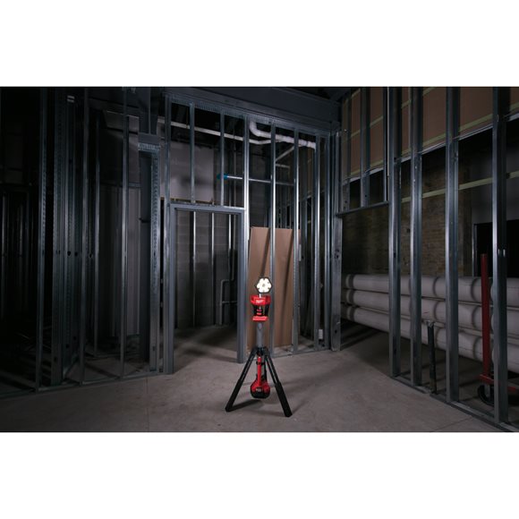 Milwaukee M18 SAL-502B M18  Lampa stoj�ca LED LED 2000lm IP54 LED 2000l  IP54 2 Aku i �adowarka