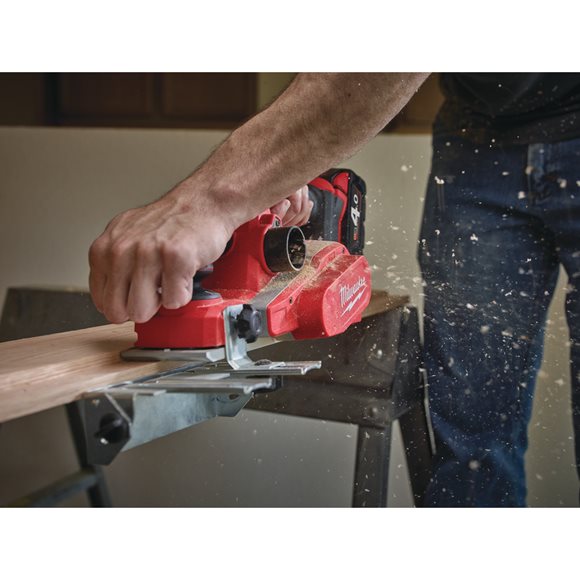 4933451114 Milwaukee M18 BP-402C Strug Milwaukee 2 x Bateria 4.0Ah + �adowarka + Walizka 