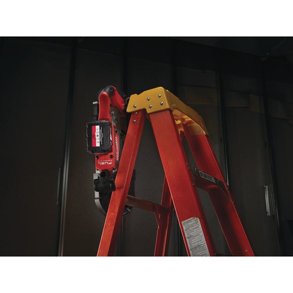 4933448195 Milwaukee M18 CBS125-502C Pilarka ta�mowa 2 x Bateria 5.0Ah + �adowarka + Walizka 