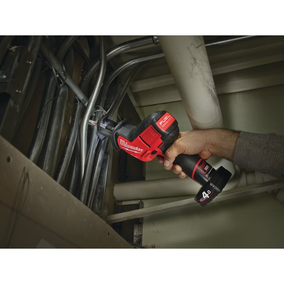 4933446950 Milwaukee M12 CHZ-402X Pi�a szablasta FUEL 2 x Bateria 4.0Ah + �adowarka 