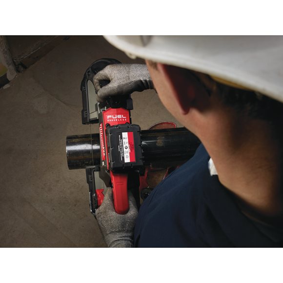 4933448195 Milwaukee M18 CBS125-502C Pilarka ta�mowa 2 x Bateria 5.0Ah + �adowarka + Walizka 