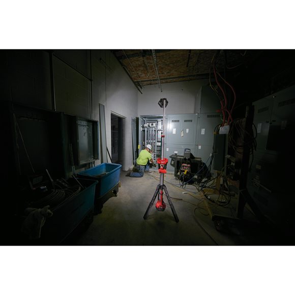 Milwaukee M18 SAL-502B M18  Lampa stoj�ca LED LED 2000lm IP54 LED 2000l  IP54 2 Aku i �adowarka