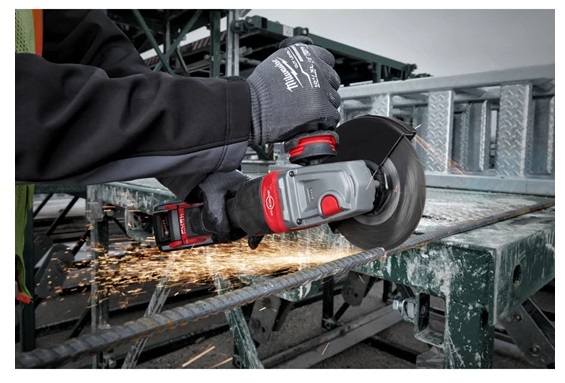 Milwaukee Szlifierka K�towa 125mm z w��cznikiem suwakowym   M18 FHSAG125XB-552X 2x5.5Ah + �adowarka 
