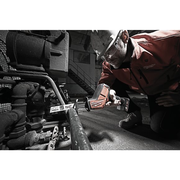 4933446950 Milwaukee M12 CHZ-402X Pi�a szablasta FUEL 2 x Bateria 4.0Ah + �adowarka 