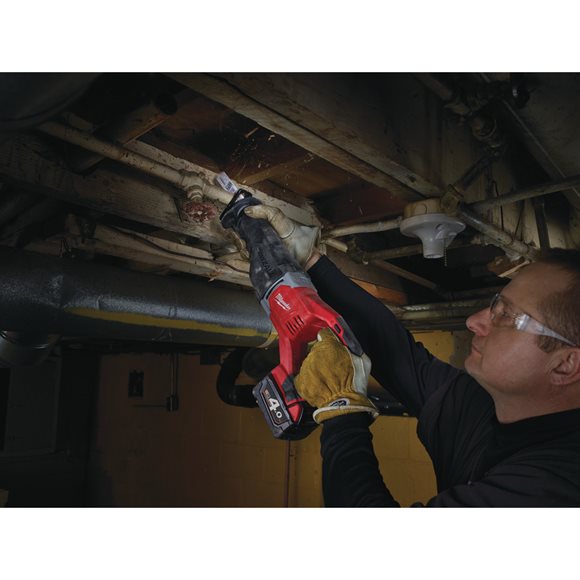 Milwaukee M18 BSX-402C Pi�a szablasta 2 x Bateria 4.0Ah + �adowarka + Walizka
