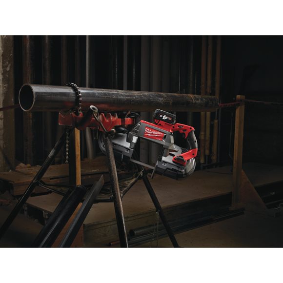 4933448195 Milwaukee M18 CBS125-502C Pilarka ta�mowa 2 x Bateria 5.0Ah + �adowarka + Walizka 