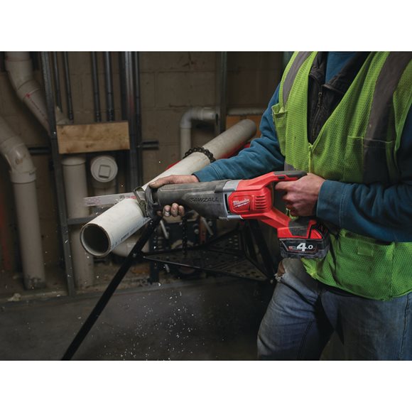 Milwaukee M18 BSX-402C Pi�a szablasta 2 x Bateria 4.0Ah + �adowarka + Walizka