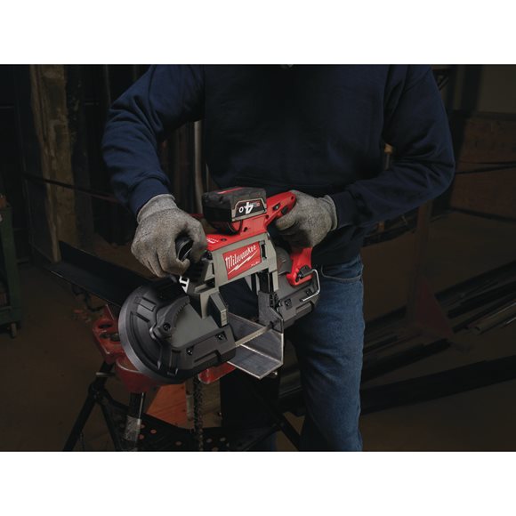 4933448195 Milwaukee M18 CBS125-502C Pilarka ta�mowa 2 x Bateria 5.0Ah + �adowarka + Walizka 