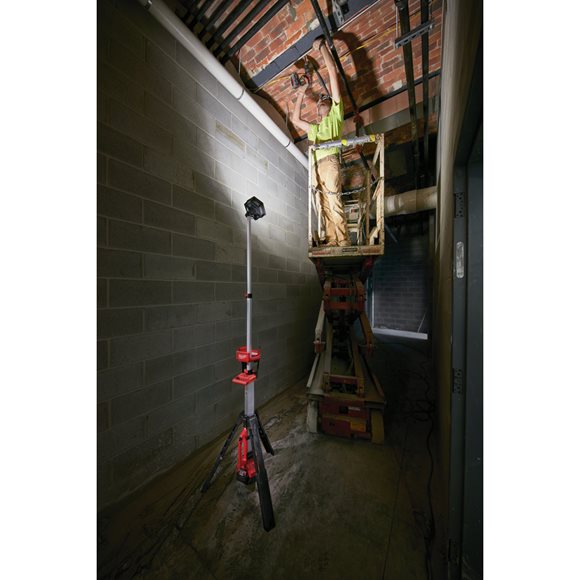Milwaukee M18 SAL-502B M18  Lampa stoj�ca LED LED 2000lm IP54 LED 2000l  IP54 2 Aku i �adowarka