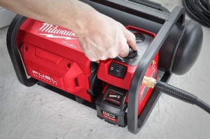 4933472166 Milwaukee Spr�arka Kompresor Akumulatorowy  M18 FAC-0  9.31 BAR