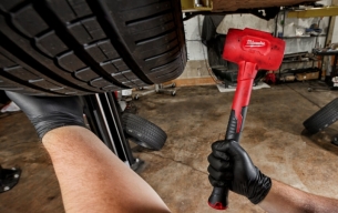 4932492351 M�otek bezodrzutowy Milwaukee  1360g Blacharski