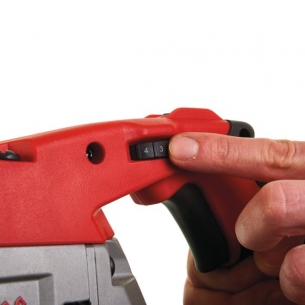 4933448195 Milwaukee M18 CBS125-502C Pilarka ta�mowa 2 x Bateria 5.0Ah + �adowarka + Walizka 