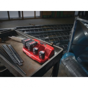Milwaukee M12C4 M12  �adowarka 4 portowa
