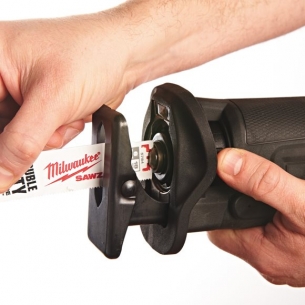 Milwaukee M18 BSX-402C Pi�a szablasta 2 x Bateria 4.0Ah + �adowarka + Walizka