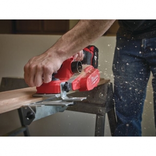 4933451114 Milwaukee M18 BP-402C Strug Milwaukee 2 x Bateria 4.0Ah + �adowarka + Walizka 