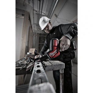 4933446950 Milwaukee M12 CHZ-402X Pi�a szablasta FUEL 2 x Bateria 4.0Ah + �adowarka 