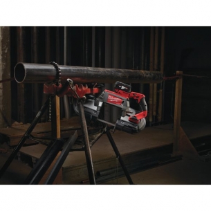 4933448195 Milwaukee M18 CBS125-502C Pilarka ta�mowa 2 x Bateria 5.0Ah + �adowarka + Walizka 