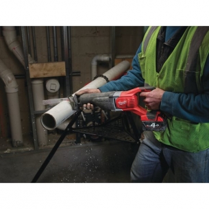 Milwaukee M18 BSX-402C Pi�a szablasta 2 x Bateria 4.0Ah + �adowarka + Walizka
