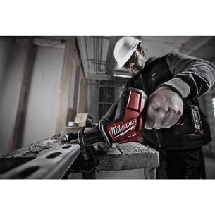 4933446950 Milwaukee M12 CHZ-402X Pi�a szablasta FUEL 2 x Bateria 4.0Ah + �adowarka 